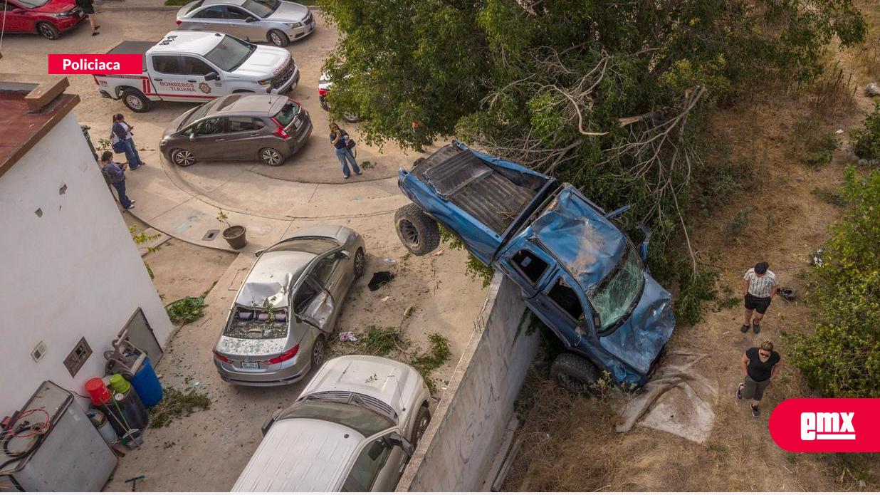 EMX-Aparatoso-accidente-en-Santa-Fe-deja-dos-lesionados;-camioneta-vuelca-y-termina-en-barda-perimetral