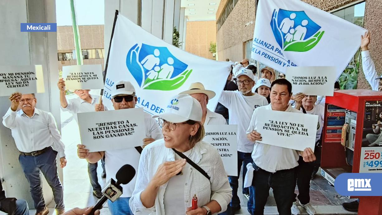 EMX-Jubilados-de-CFE-acuden-al-Congreso-de-BC-para-exigir-reversa-a-reforma-de-jubilaciones