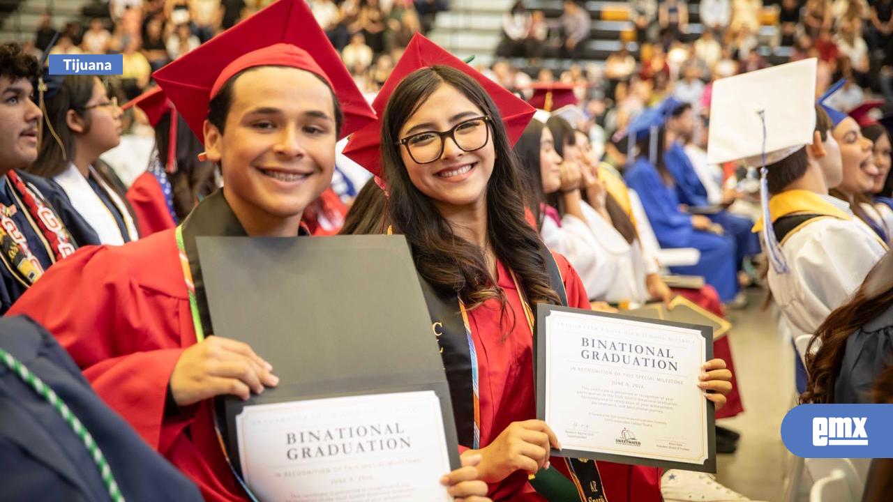 EMX-Tras-años-de-cruzar-la-frontera-para-estudiar,-reciben-su-diploma-en-Tijuana-junto-a-sus-familias