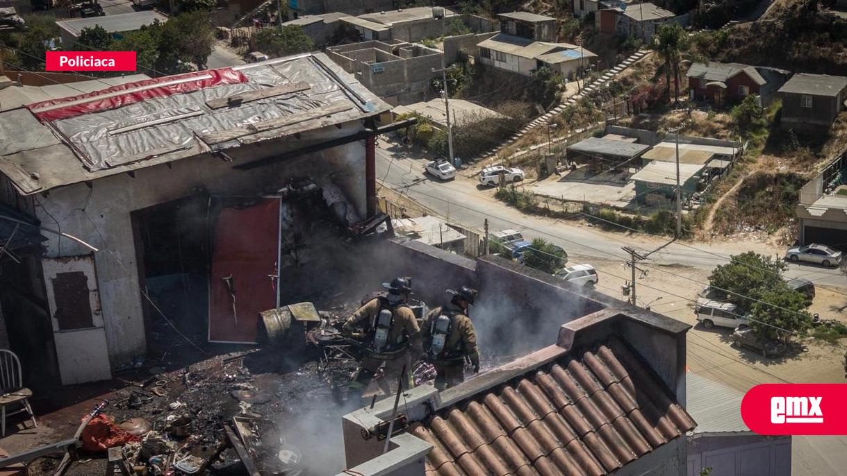 EMX-Fuerte-incendio-consume-tercer-piso-de-una-vivienda-en-la-colonia-Lázaro-Cárdenas