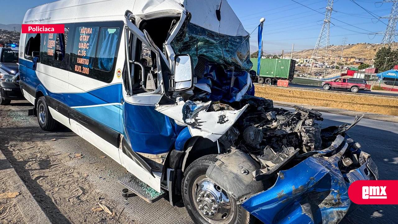 EMX-Aparatoso-accidente-entre-transporte-público-y-una-pipa-en-bulevar-2000;-hay-más-de-20-lesionados