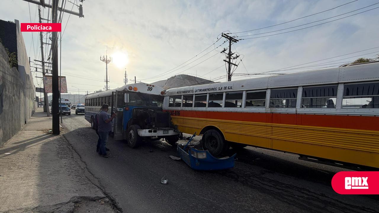 EMX-Choque entre dos camiones de transporte de personal deja daños materiales en la Calzada Cetys
