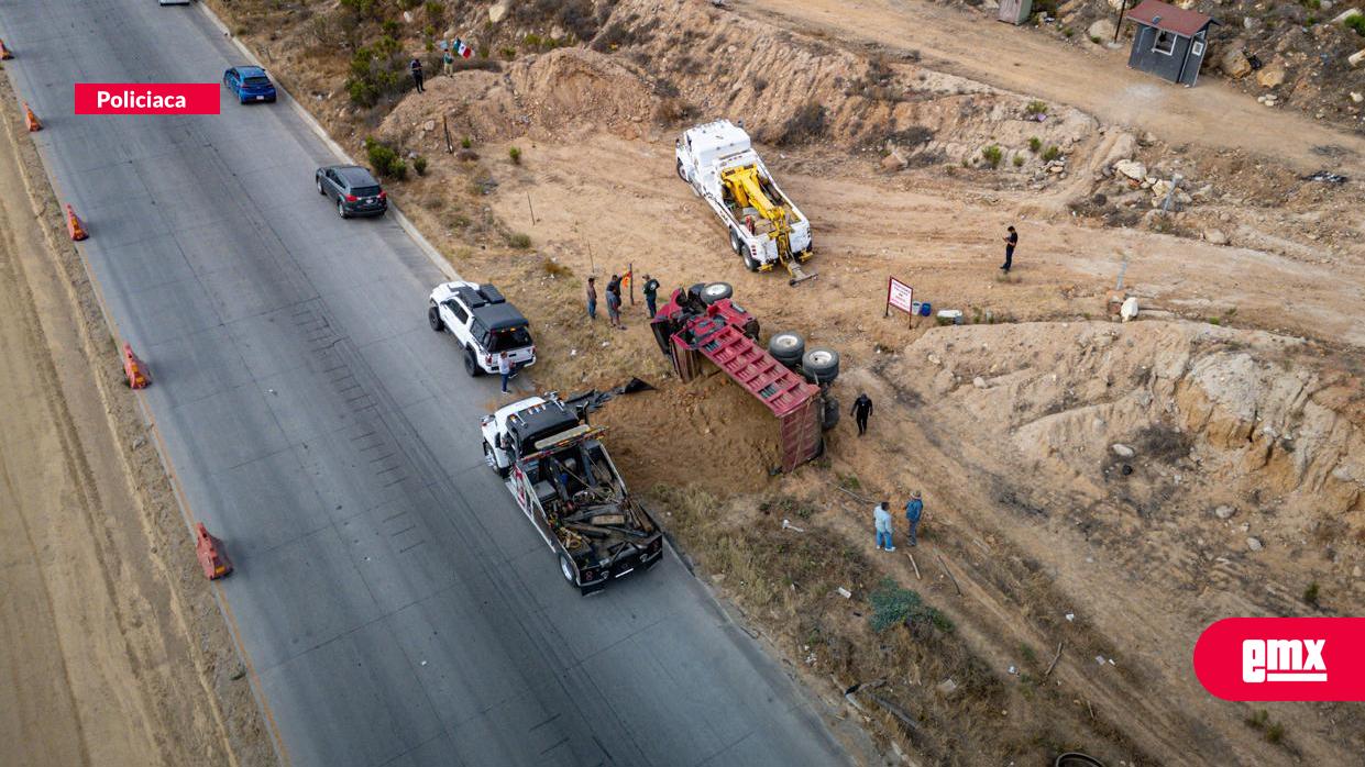 EMX-Accidente-en-bulevar-2000;-dompe-termina-volcado