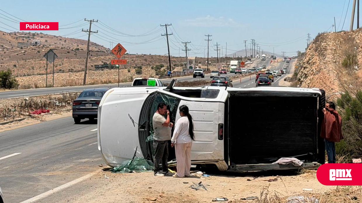 EMX-Volcadura-sobre-la-carretera-libre-Tijuana-Tecate-deja-tres-personas-con-heridas-leves