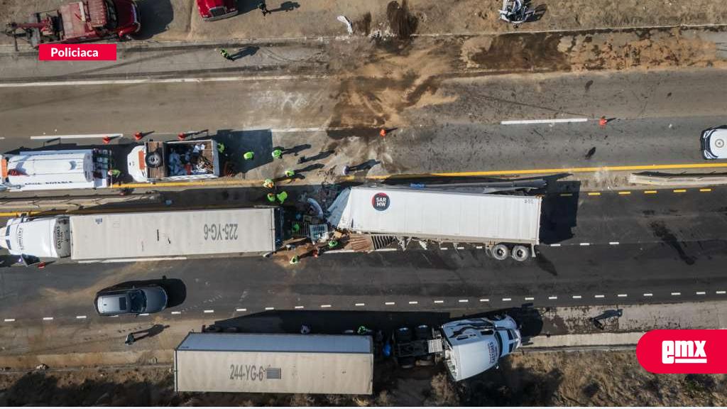 EMX-Aparatoso-accidente:-Tráiler-vuelca-en-la-carretera-Tijuana–Mexicali
