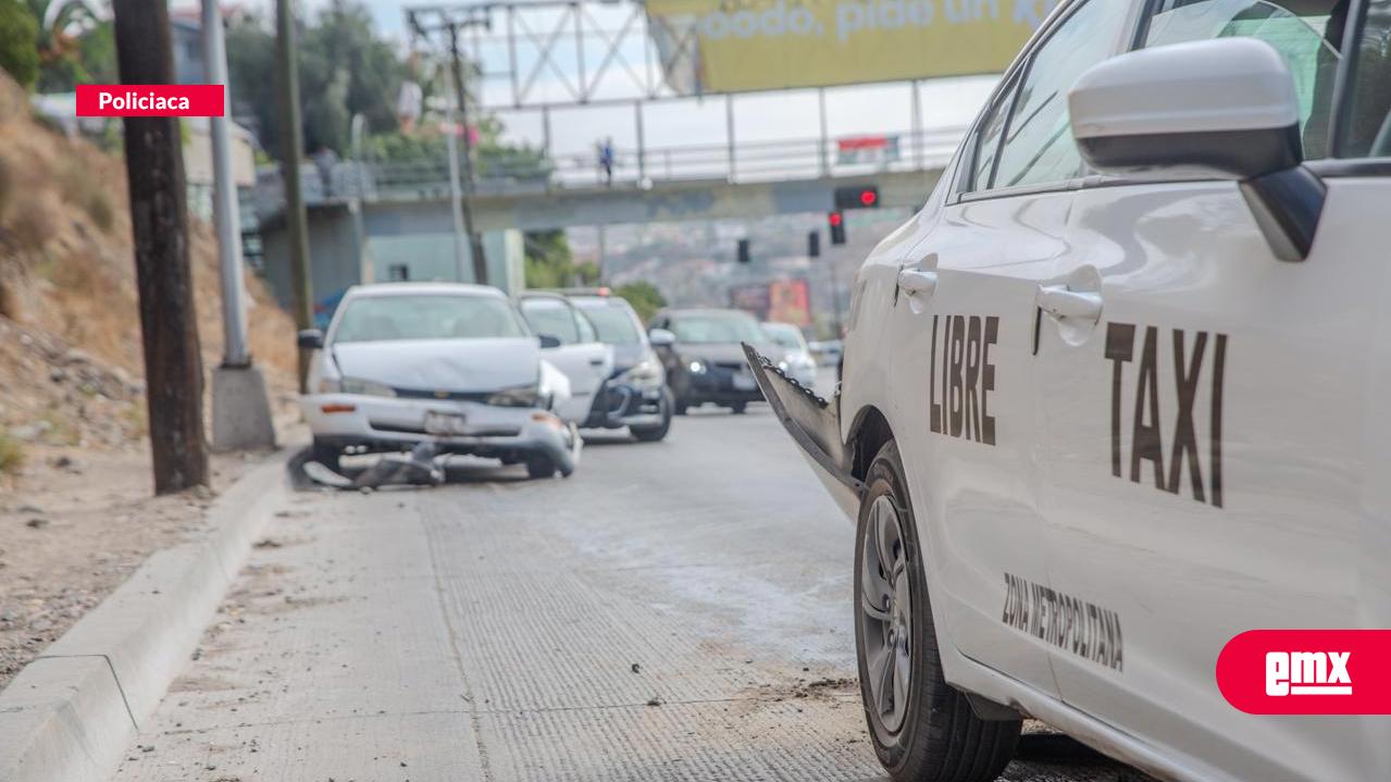 EMX-Mujer-de-la-tercera-edad-impacta-su-vehículo-contra-un-taxi-libre-en-el-bulevar-Cuauhtémoc-Sur