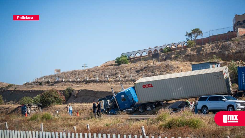 EMX-Aparatoso-accidente-en-la-carretera-Escénica-Rosarito-Ensenada-deja-una-persona-sin-vida