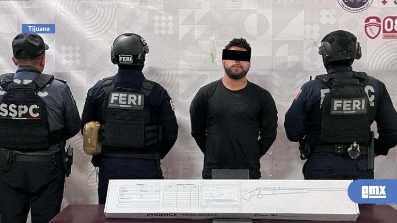 EMX-Atoran-a-posible-sicario-con-ametralladora,-durante-patrullaje