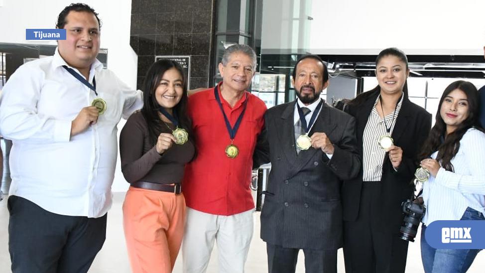 EMX-Periodistas-de-El-Mexicano-reciben-homenaje-por-su-trayectoria