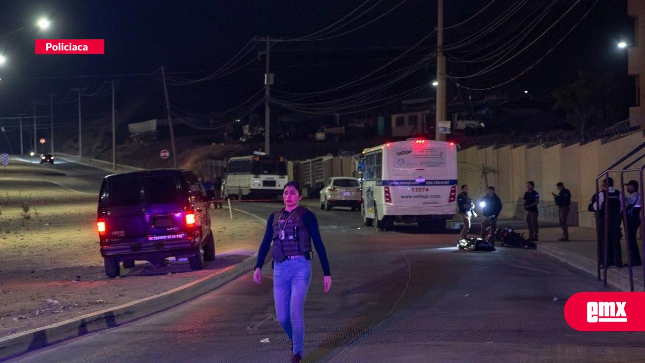 EMX-Motociclista-muere-tras-chocar-contra-camión-de-personal;-familiares-causan-daños-a-la-unidad