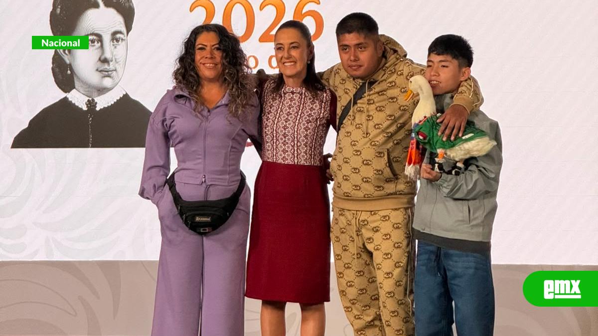 EMX-Presidenta-recibe-en-Palacio-Nacional-a-la-familia-de-Merlín,-el-pato-viral-del-Mundial