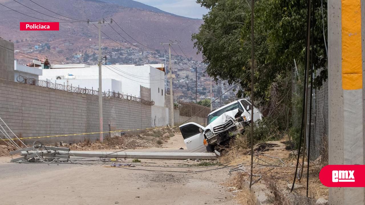 EMX-Abandonan-camioneta-después-de-derribar-poste-de-luz-en-Valle-del-Álamar-2