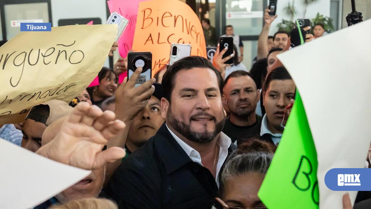 EMX-Reciben-a-Burgueño-en-el-Aeropuerto-Internacional-de-Tijuana-tras-registrarse-como-aspirante-a-la-gubernatura-de-BC