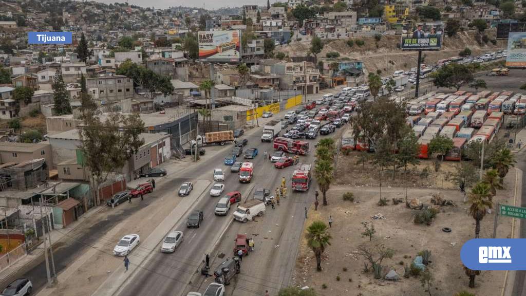 EMX-Vuelve-a-la-normalidad-circulación-vial-en-libramiento-Rosas-Magallón,-tras-carambola