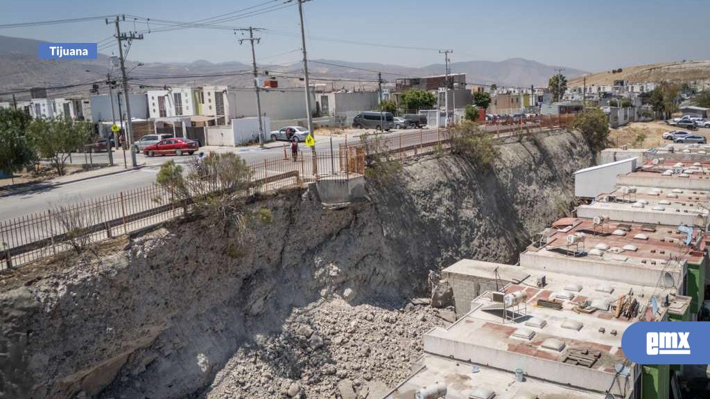EMX-Derrumbe-en-Paseos-del-Vergel-afecta-10-viviendas;-evacúan-a-35-personas-durante-la-madrugada