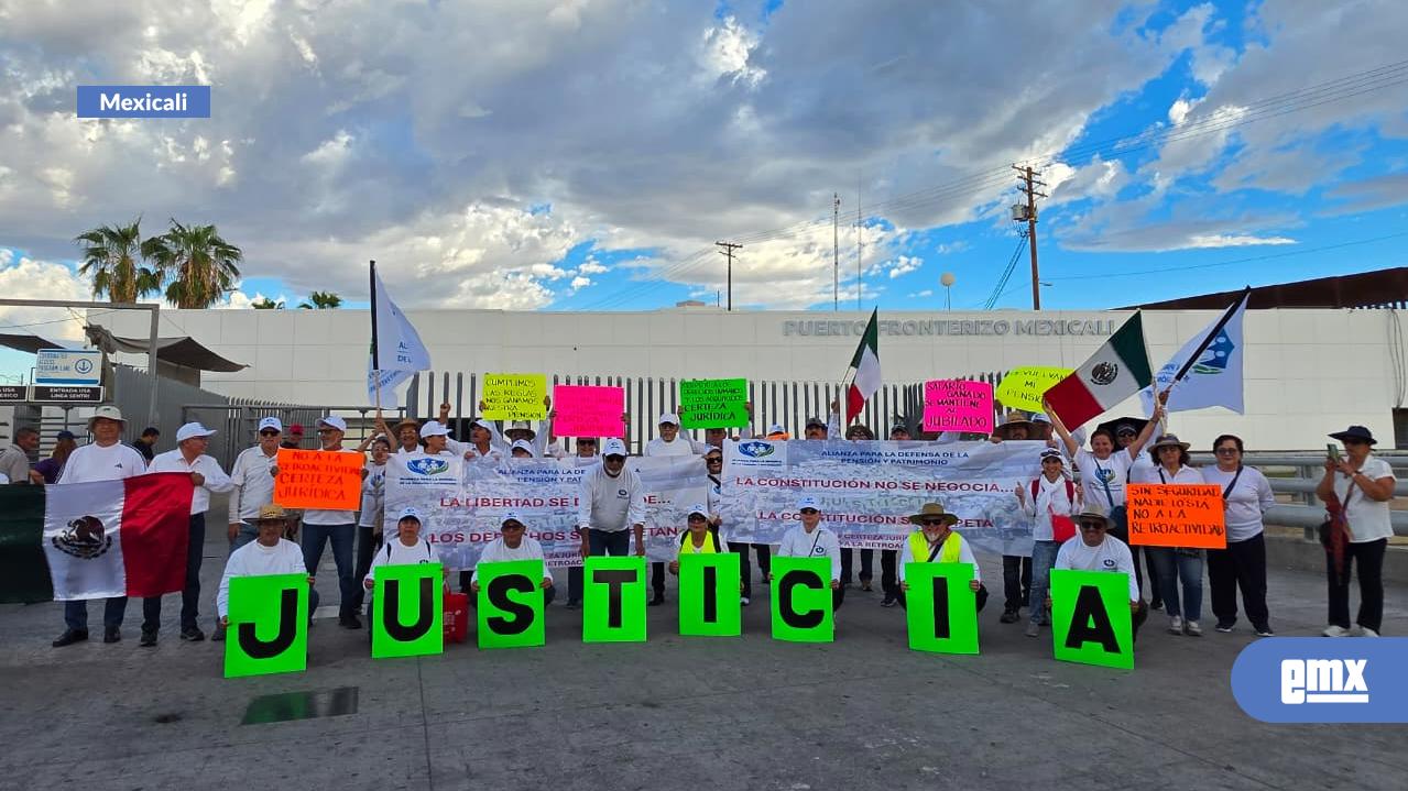 EMX-Protestan-nuevamente-contra-pensiones-doradas-en-garita-centro-de-Mexicali