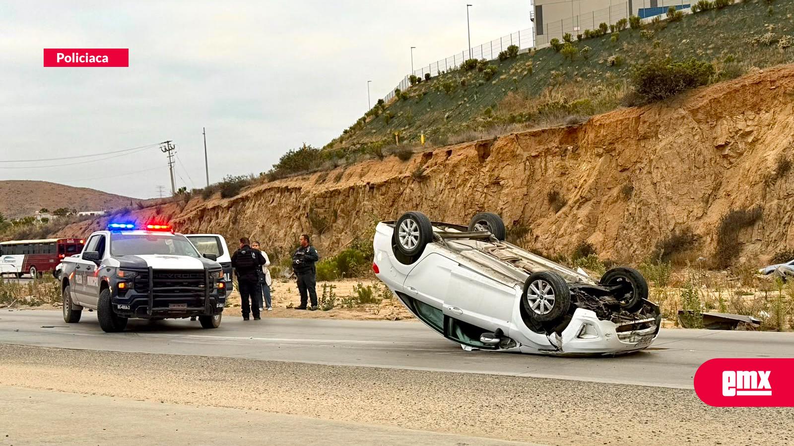 EMX-Conductor abandona a su acompañante tras chocar y terminar volcados en el bulevar 2000