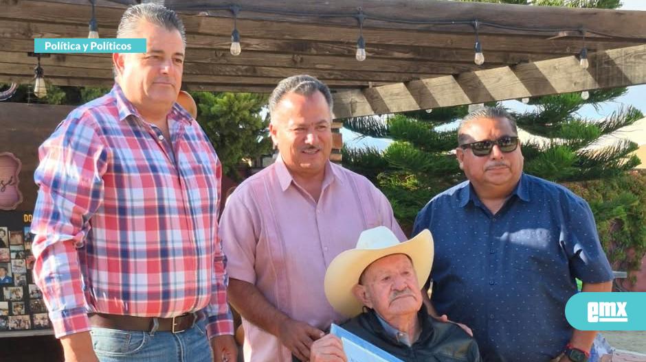 EMX-Don-Juan-Franco-recibe-reconocimiento-por-sus-cien-años-de-vida