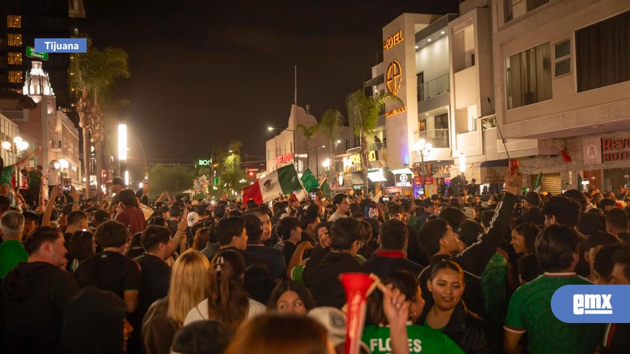 EMX-Noche-de-fiesta:-miles-celebran-el-triunfo-de-México-en-la-avenida-Revolución
