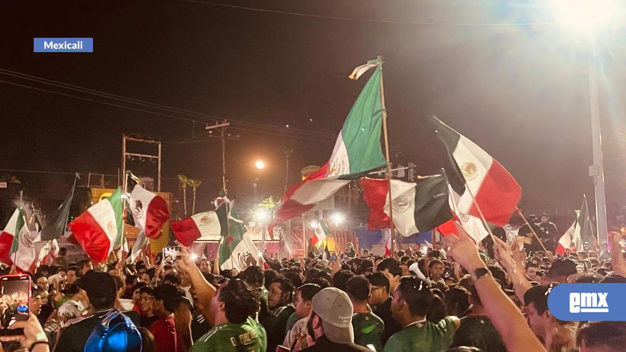 EMX-Asisten-5-mil-personas-a-celebrar-triunfo-de-México-en-el-monumento