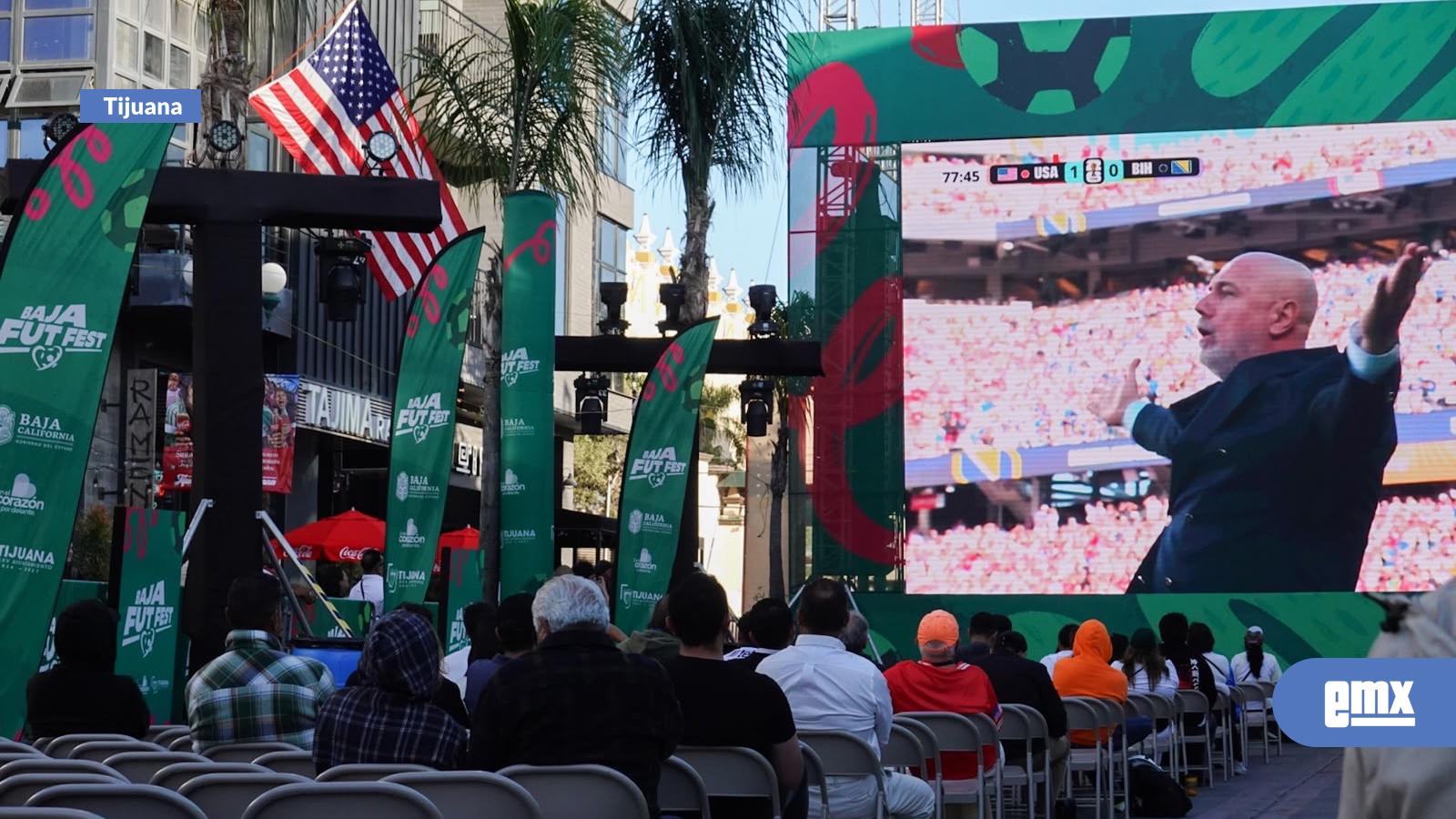 EMX-Aficionados-apoyan-a-Estados-Unidos-desde-Tijuana-durante-el-Baja-Fut-Fest
