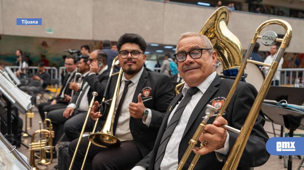 EMX-Renueva Ayuntamiento de Tijuana imagen de su Banda de Música con entrega de sacos institucionales