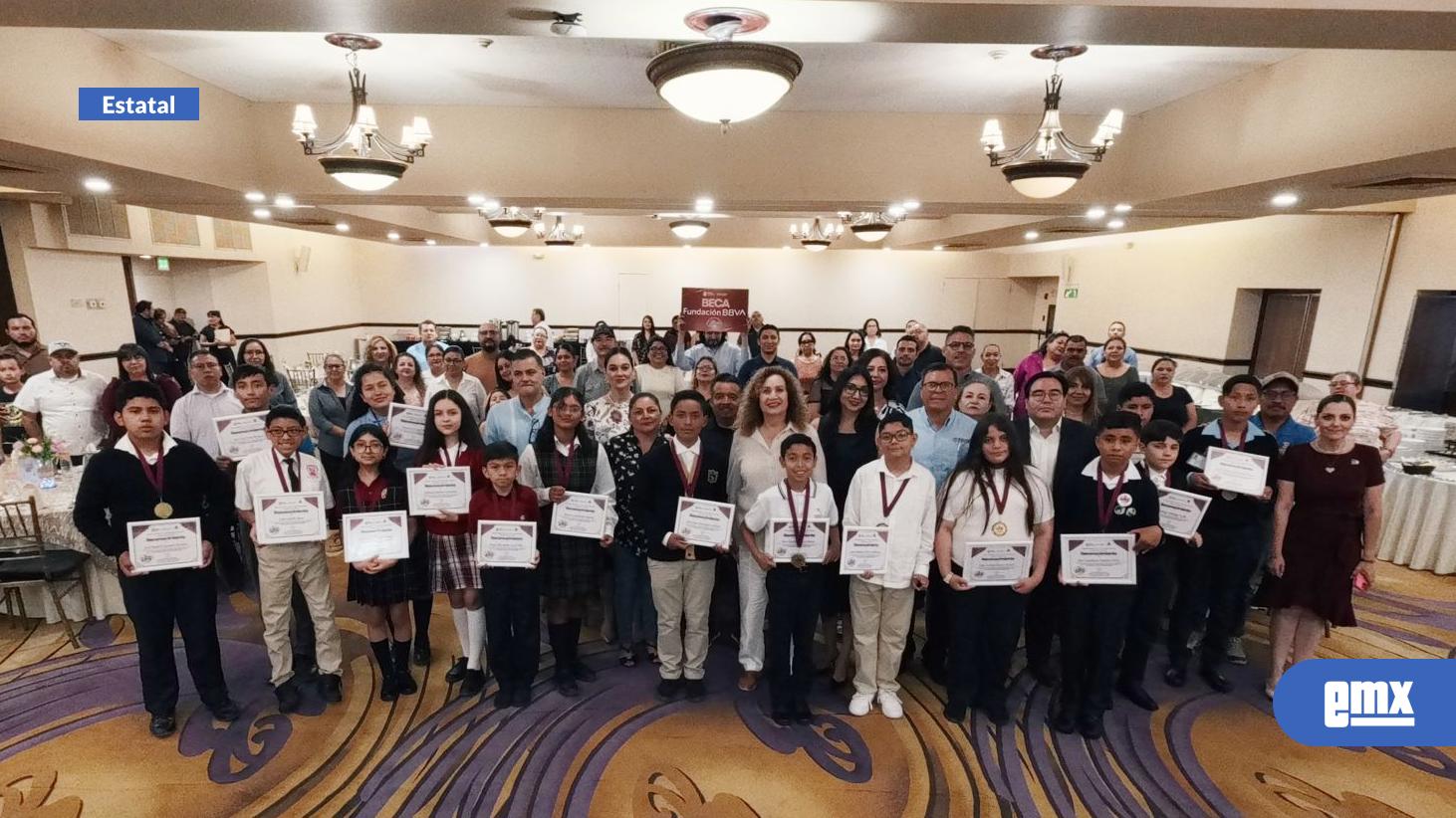 EMX-Reconocen-desempeño-académico-a-17-estudiantes-de-BC
