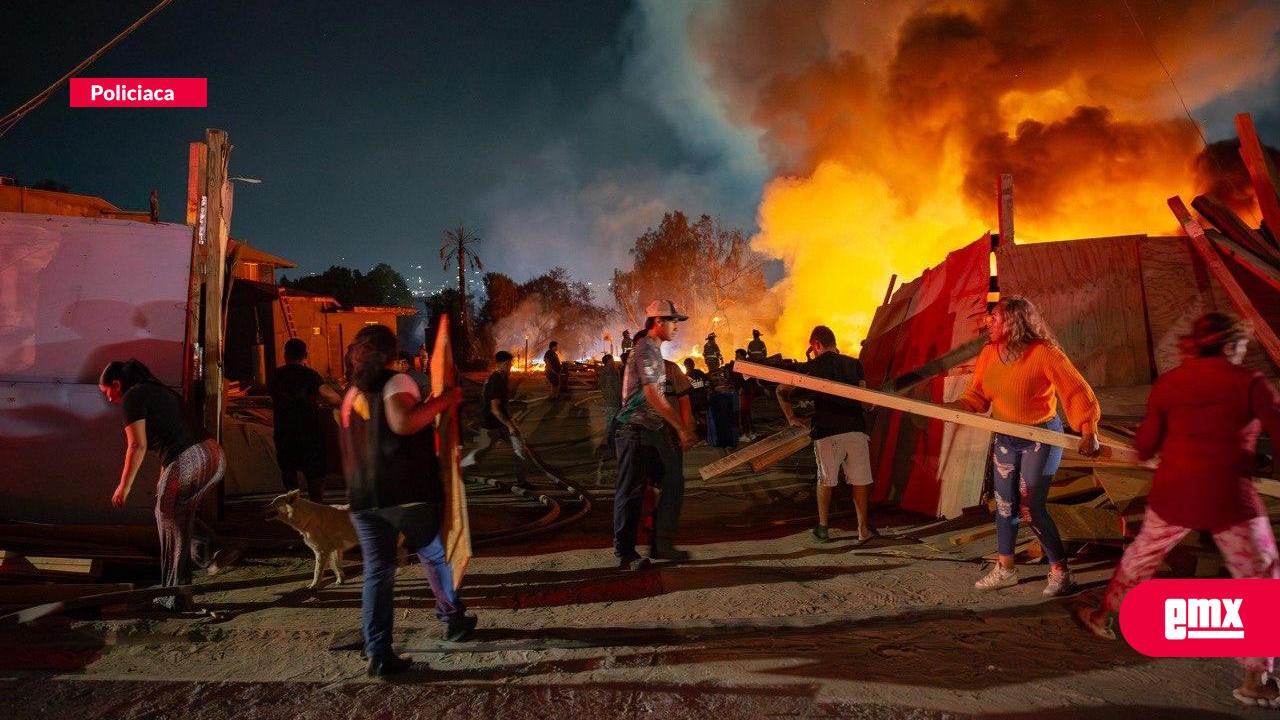 EMX-Incendio-consume-tarimera-en-la-colonia-Maclovio-Rojas;-vecinos-apoyan-para-evitar-propagación