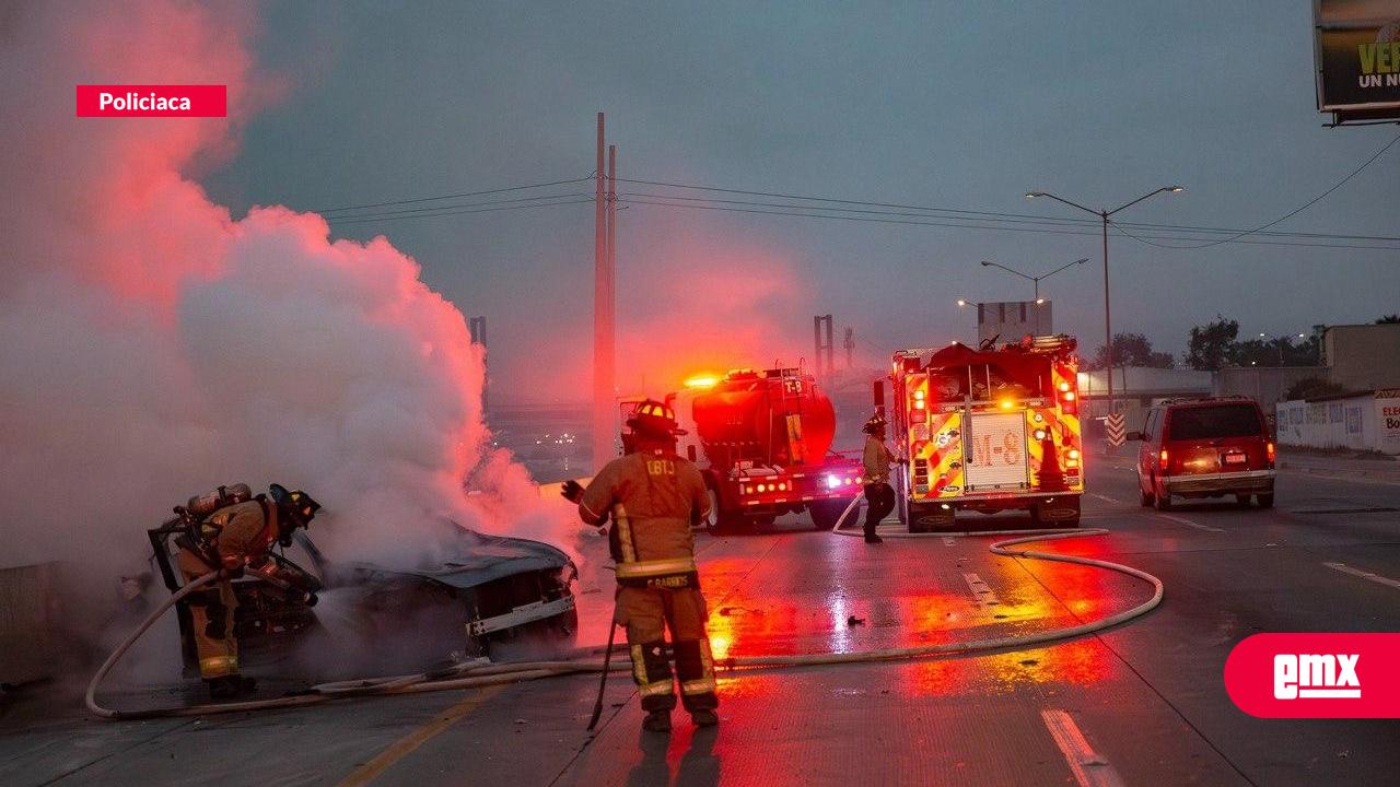 EMX-Joven-resulta-gravemente-herido-tras-aparatosa-volcadura-e-incendio-de-vehículo-en-la-Vía-Rápida-Poniente