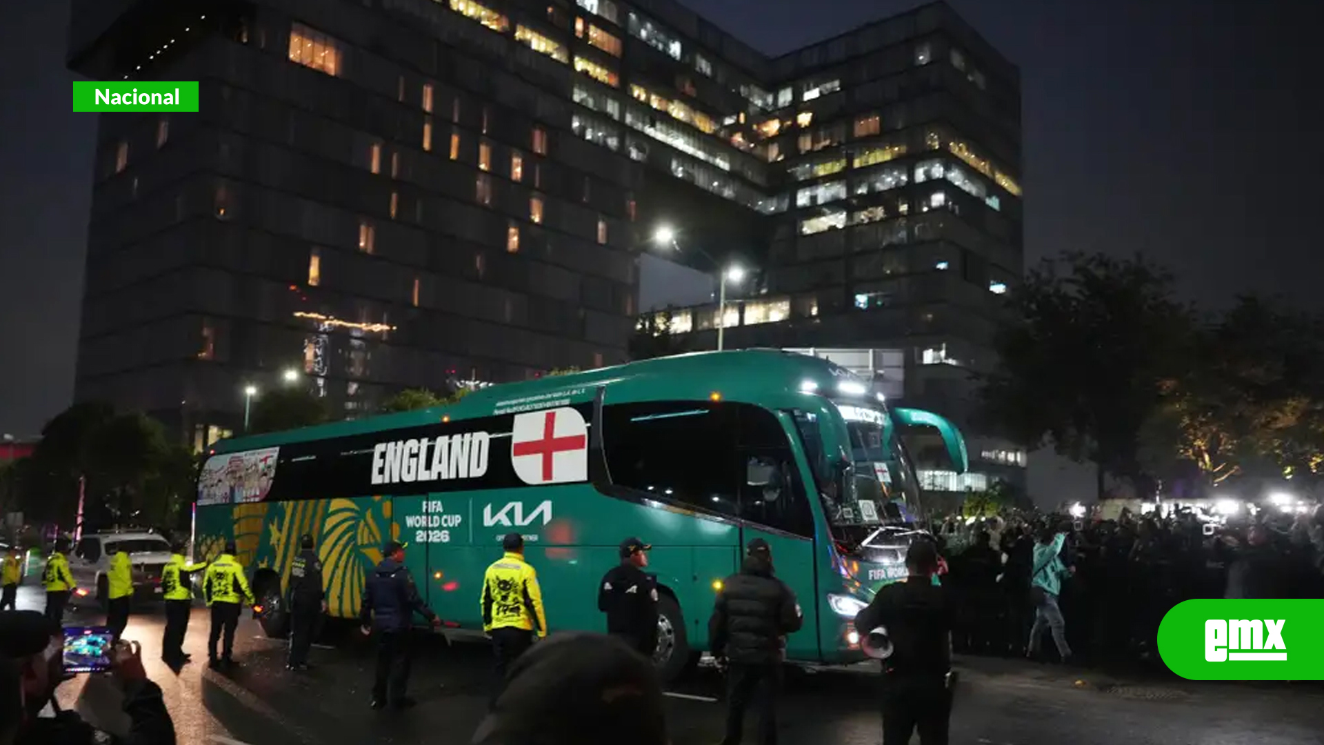 EMX-Aficionados mexicanos tocan bocinas fuera del hotel de Inglaterra previo al partido vs México