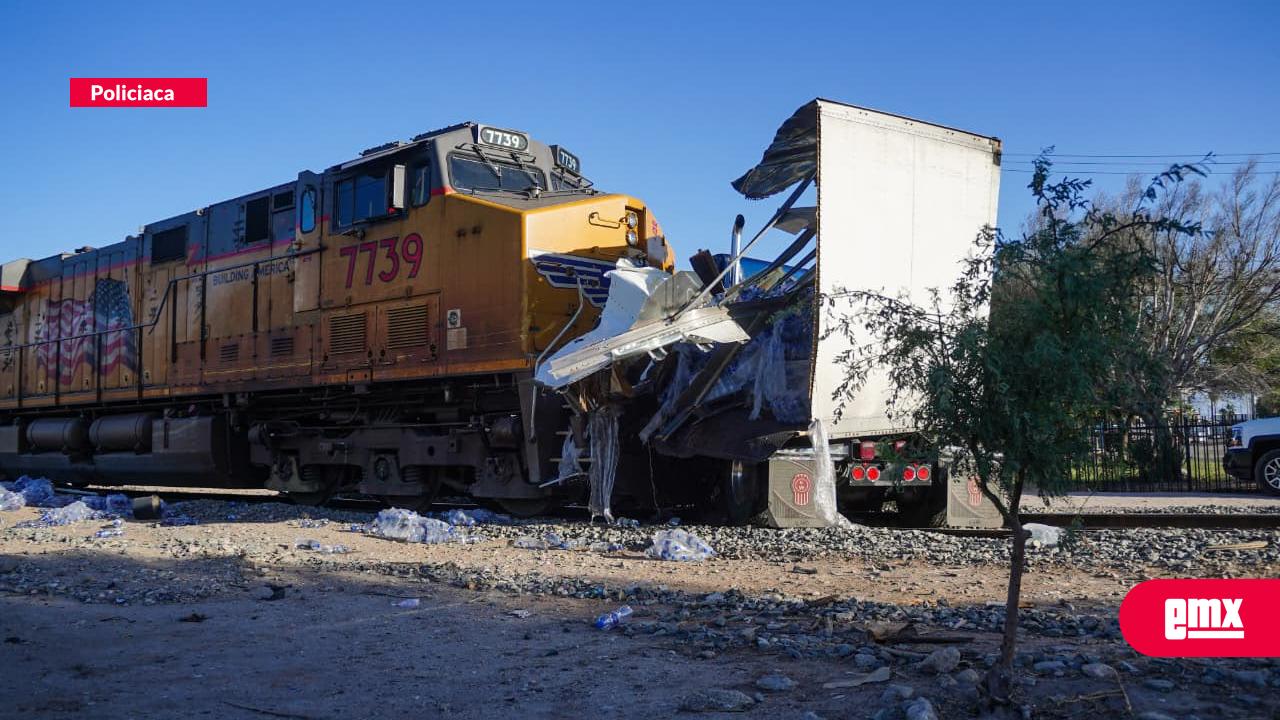 EMX-Detienen a chofer de tráiler tras intentar ganarle el paso al tren; es el segundo choque en seis días