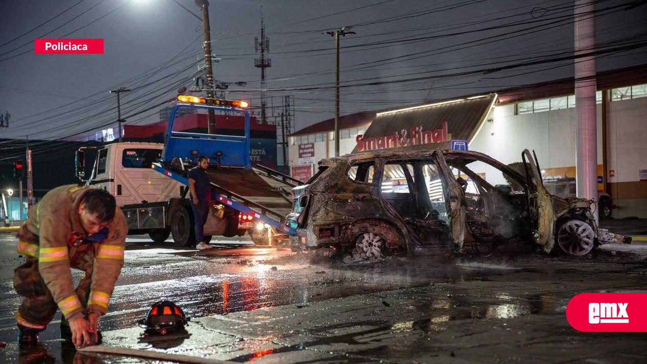 EMX-BMW-termina-en-llamas-tras-impactar-un-auto-estacionado-sobre-bulevar-Salinas