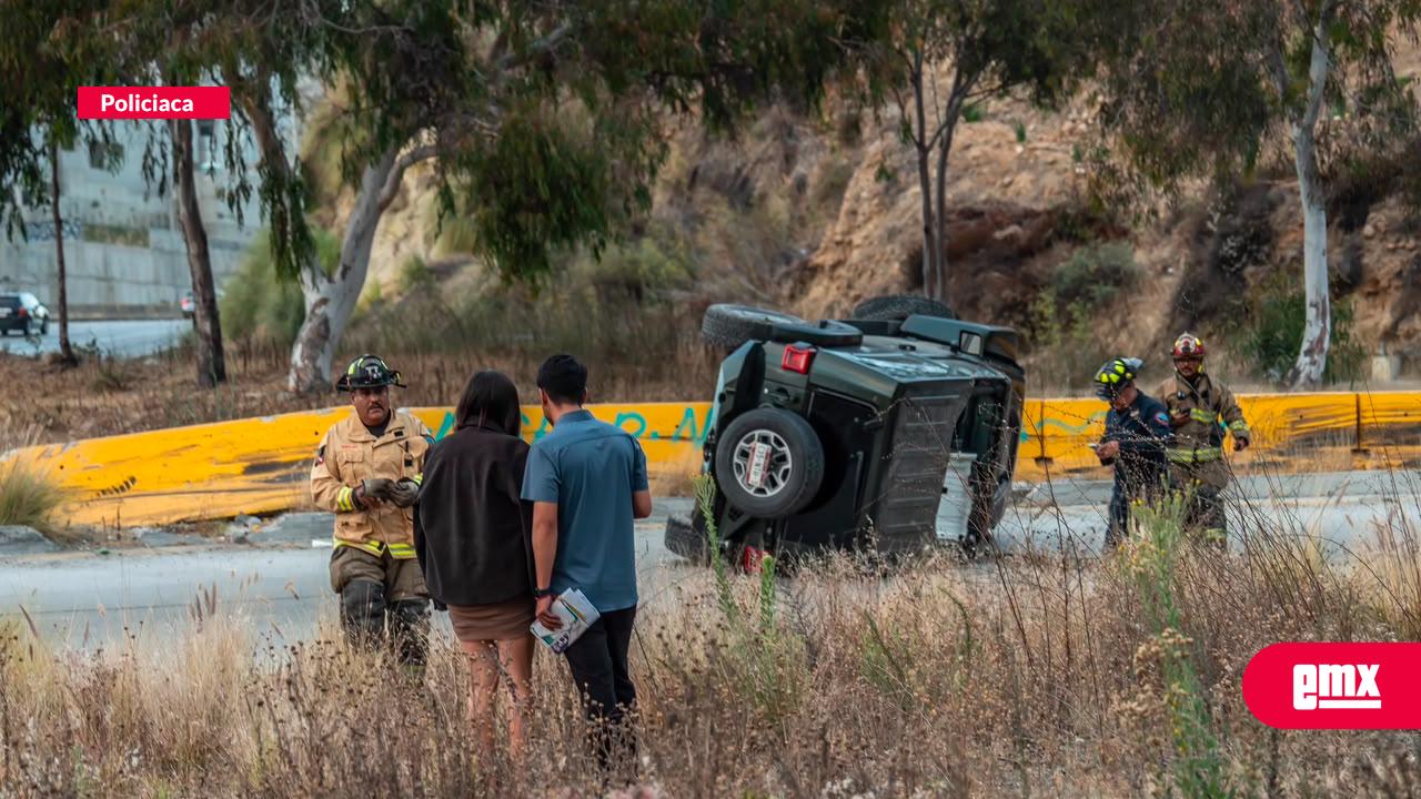 EMX-Vuelca-Jeep-en-la-entrada-a-Playas-de-Tijuana;-pasajeros-resultan-ilesos