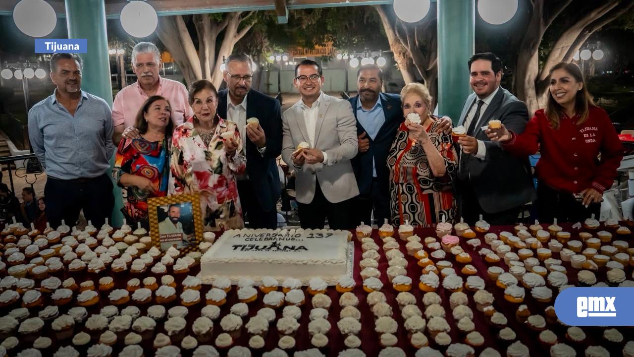EMX-Celebran-con-mañanitas-y-corte-de-pastel-el-137-aniversario-de-Tijuana