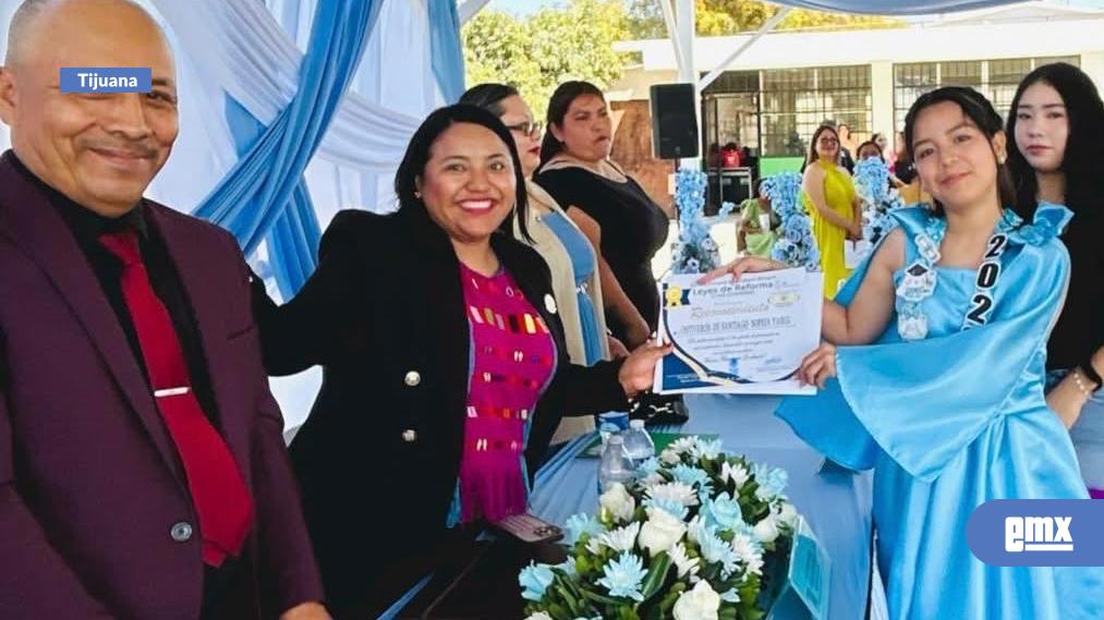 EMX-Amadrina-diputada-Evelyn-Sánchez-a-graduados-de-la-escuela-primaria-Leyes-de-Reforma