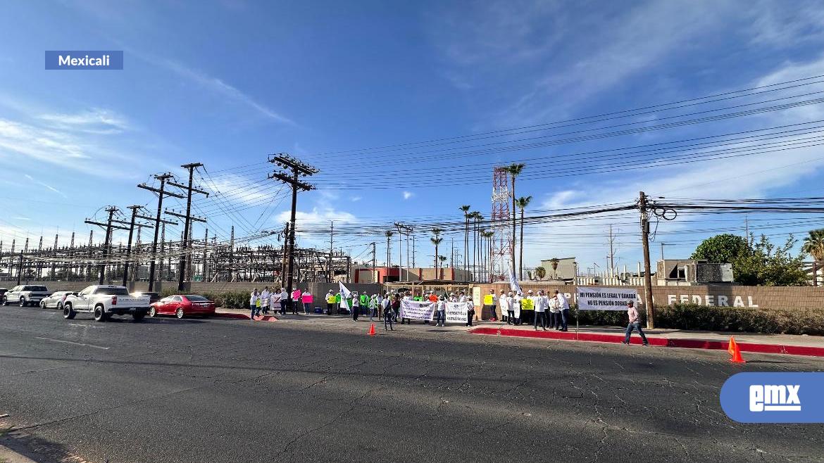 EMX-Jubilados-electricistas-se-manifiestan-en-CENACE-Mexicali