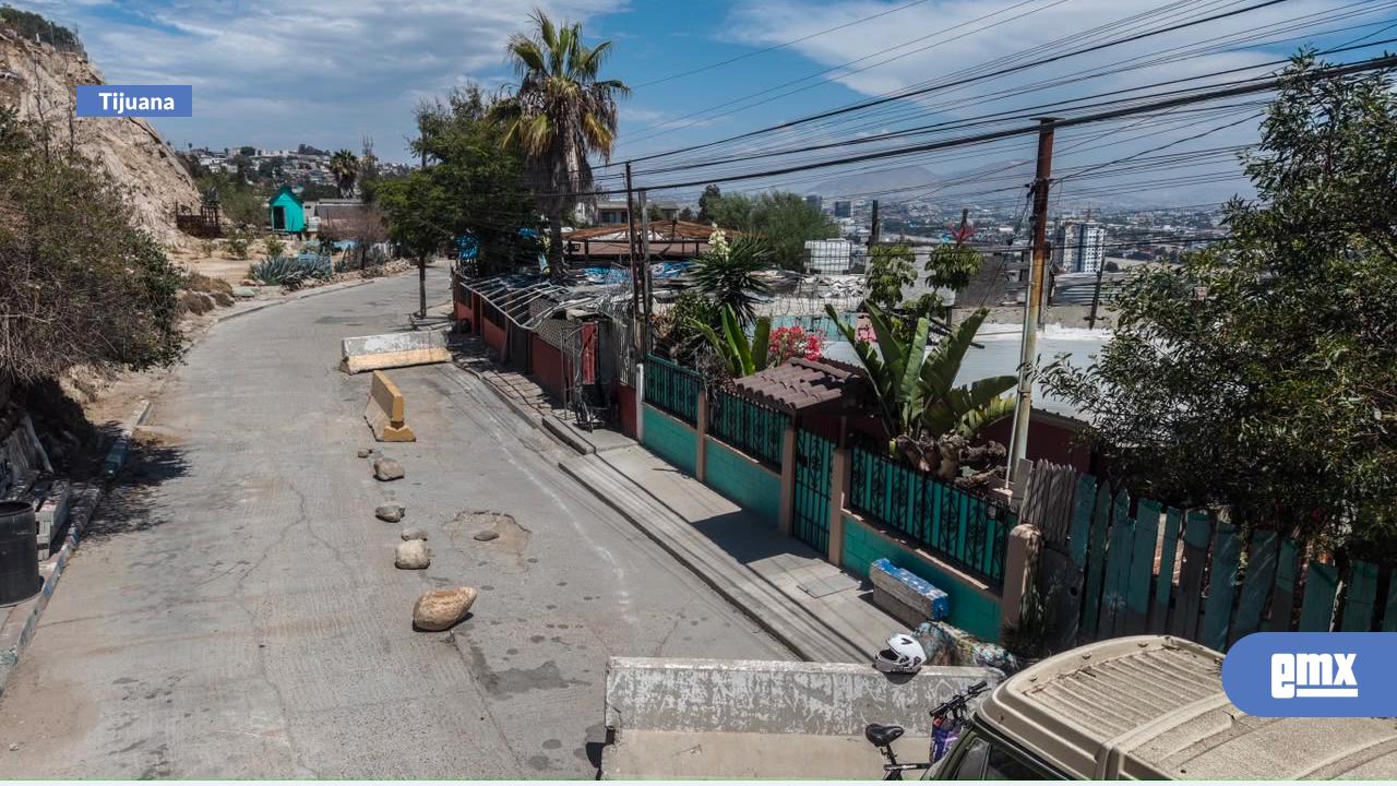 EMX-Vecinos-de-la-colonia-Defensores-piden-cerrar-calle-por-hundimiento;-temen-daños-a-sus-viviendas