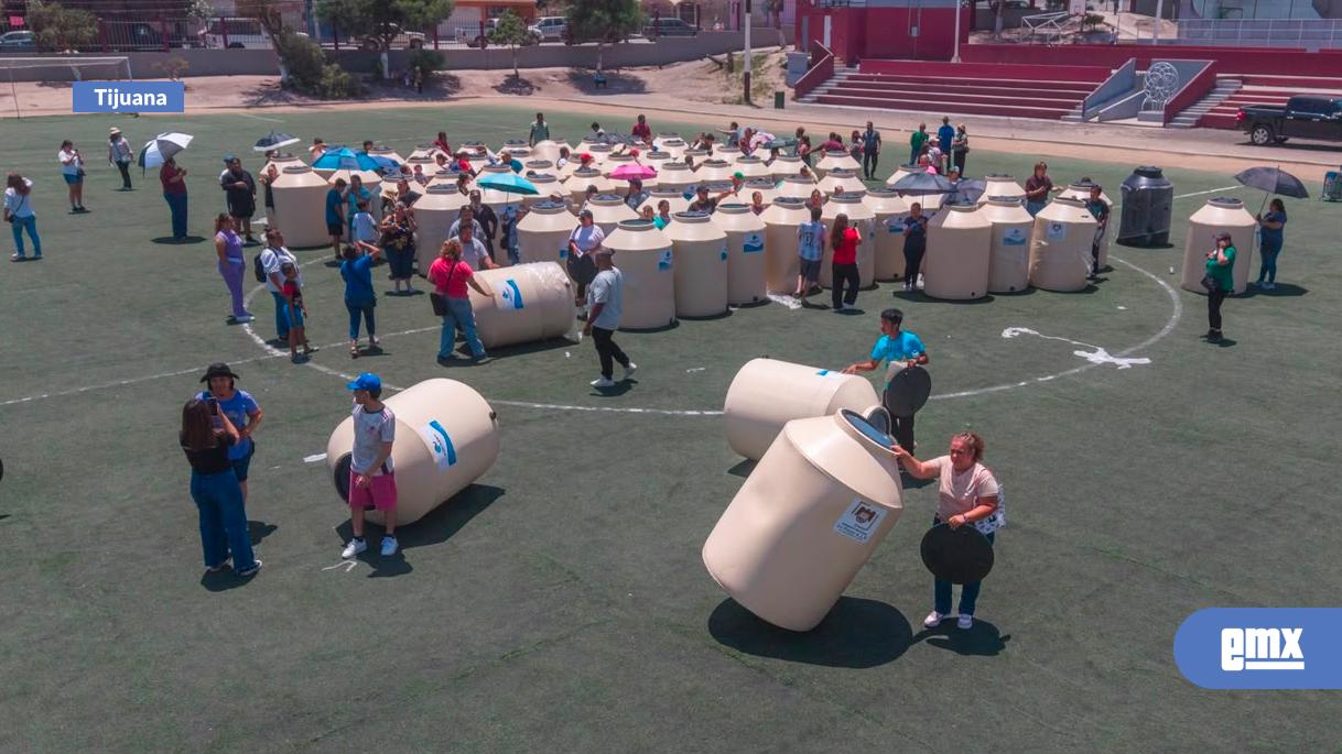 EMX-Entregan-tinacos-a-familias-de-la-Zona-Este-para-el-almacenamiento-de-agua