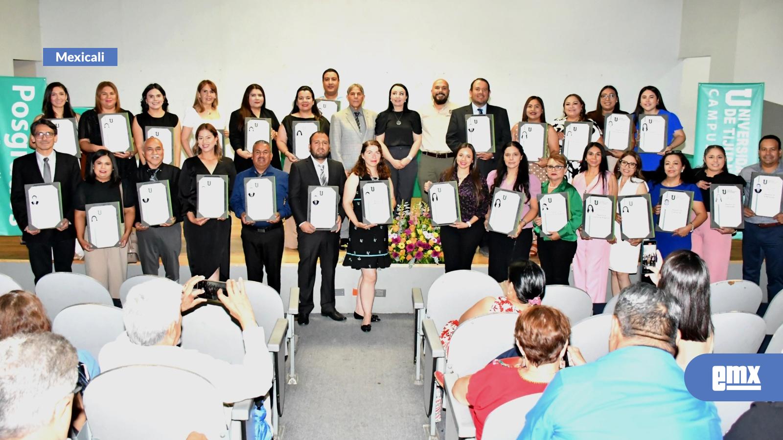 EMX-CUT-entrega-reconocimientos-de-títulos-profesionales-a-egresado-de-Campus-Mexicali