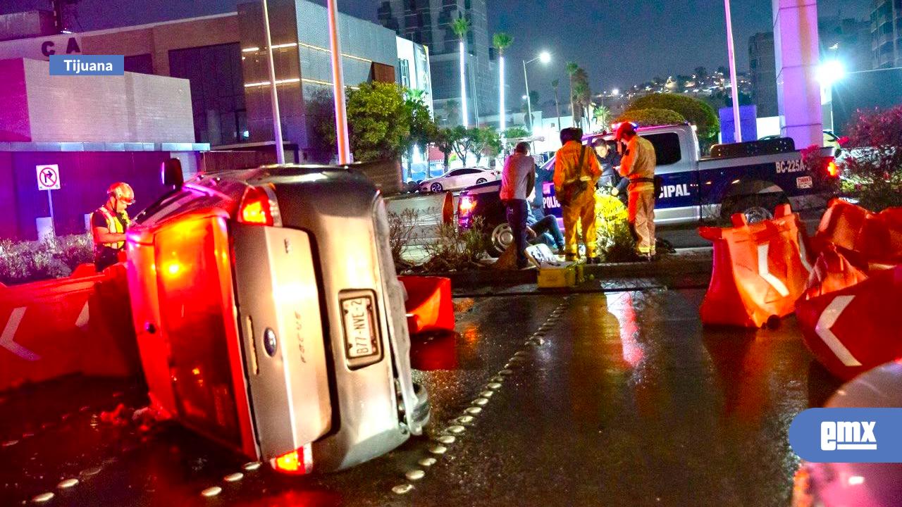 EMX-Volcadura-en-la-Vía-Rápida-Oriente-deja-un-adulto-mayor-lesionado-y-provoca-caos-vial