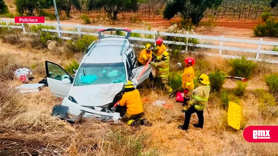 EMX-Accidente-en-carretera-deja-dos-personas-prensadas-en-Ensenada