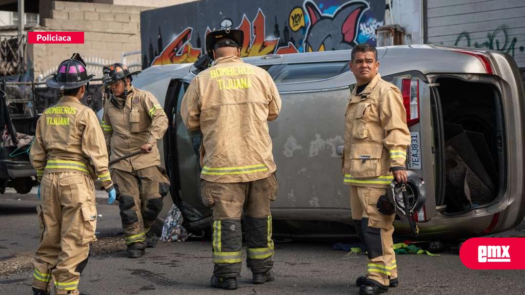 EMX-Vecinos-rescatan-a-adulto-mayor-que-quedó-debajo-de-un-auto-en-la-colonia-Ruiz-Cortines