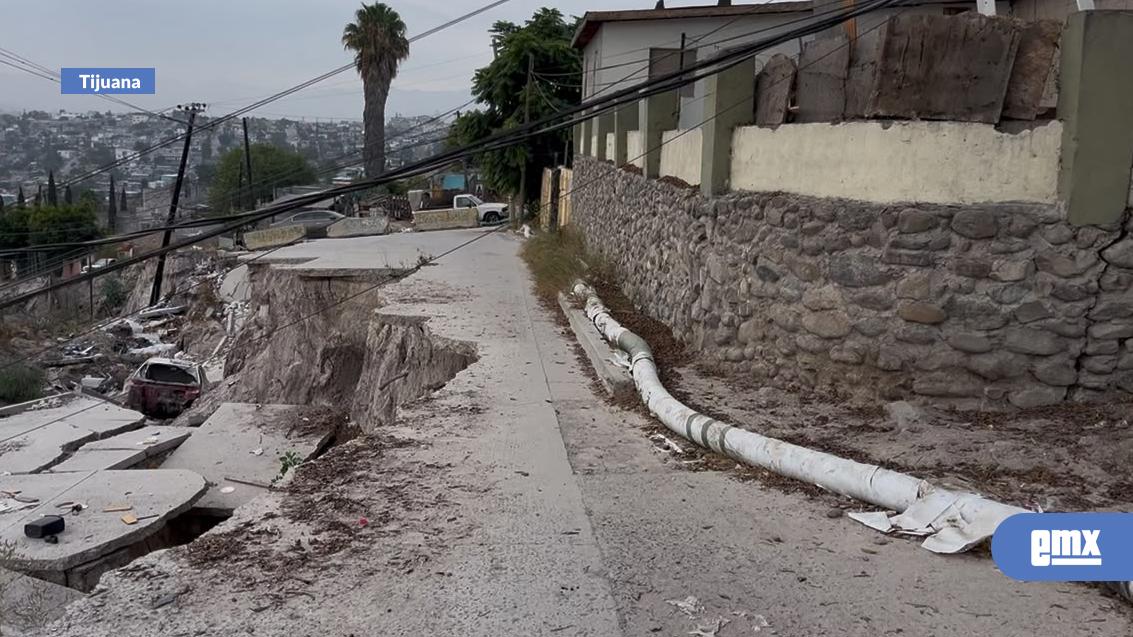 EMX-A-nada-de-colapsar-una-casa-en-deslizamiento-de-la-colonia-Reforma