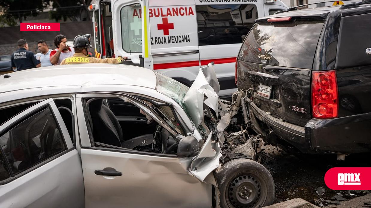 EMX-Automovilista-se-impacta-contra-una-carroza-en-el-bulevar-Fundadores