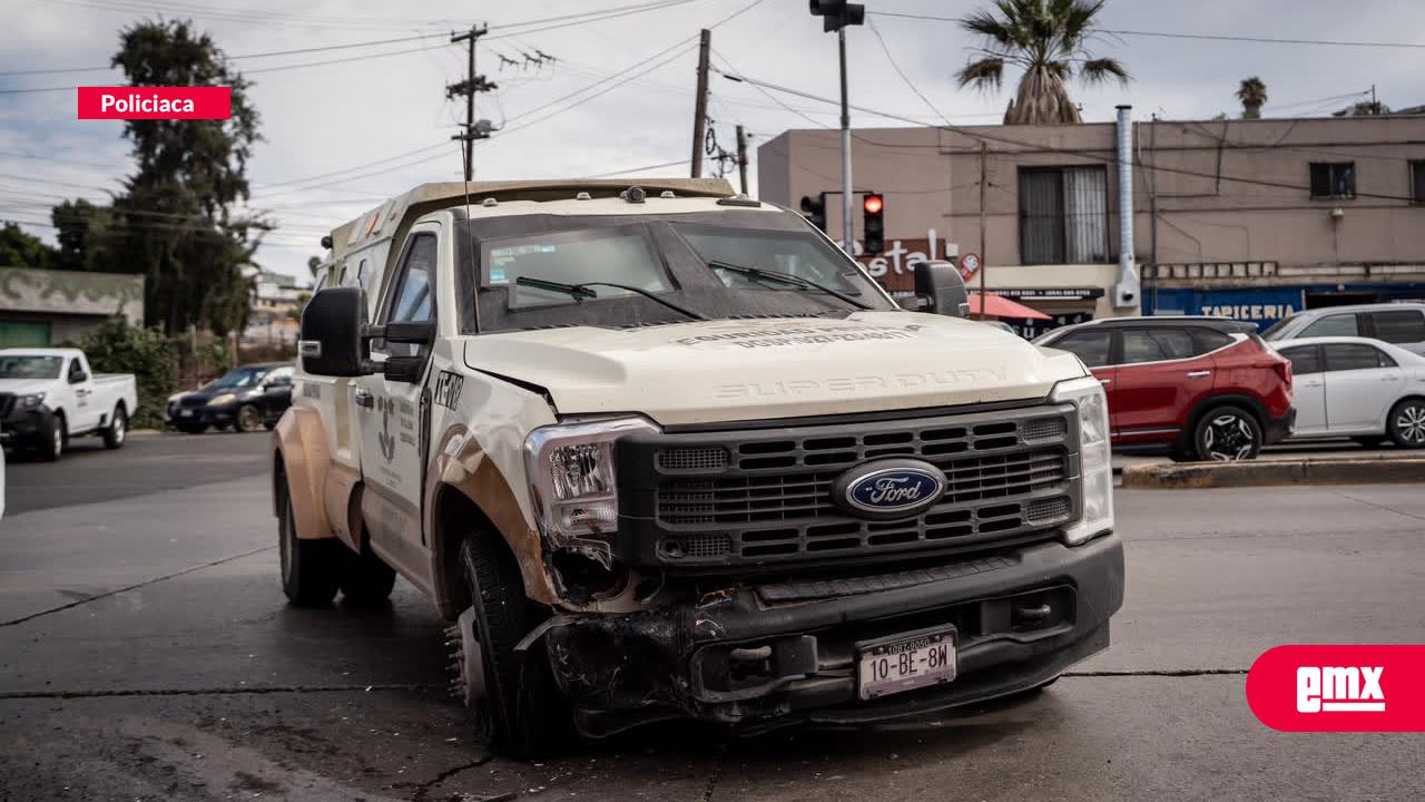 EMX-Taxi-libre-choca-contra-camión-de-valores-sobre-la-prolongación-de-la-calle-Segunda
