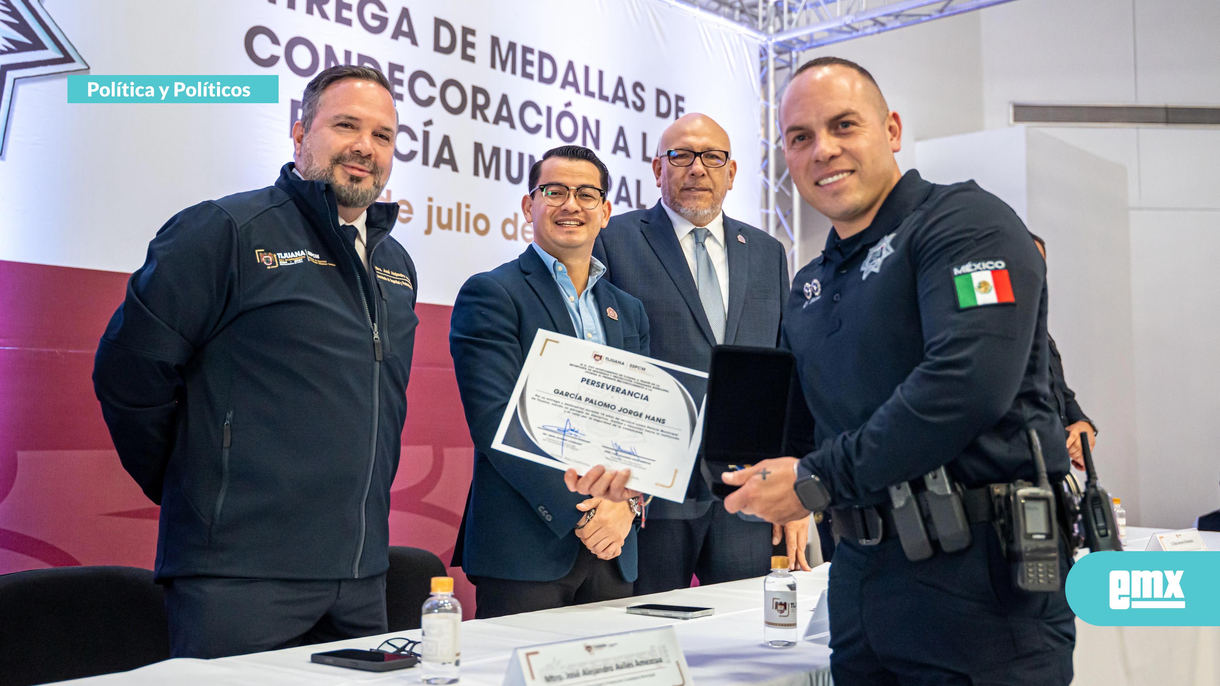 EMX-Abdiel-Gutiérrez-Coronado-encabezó-entrega-de-medallas-a-policías-municipales