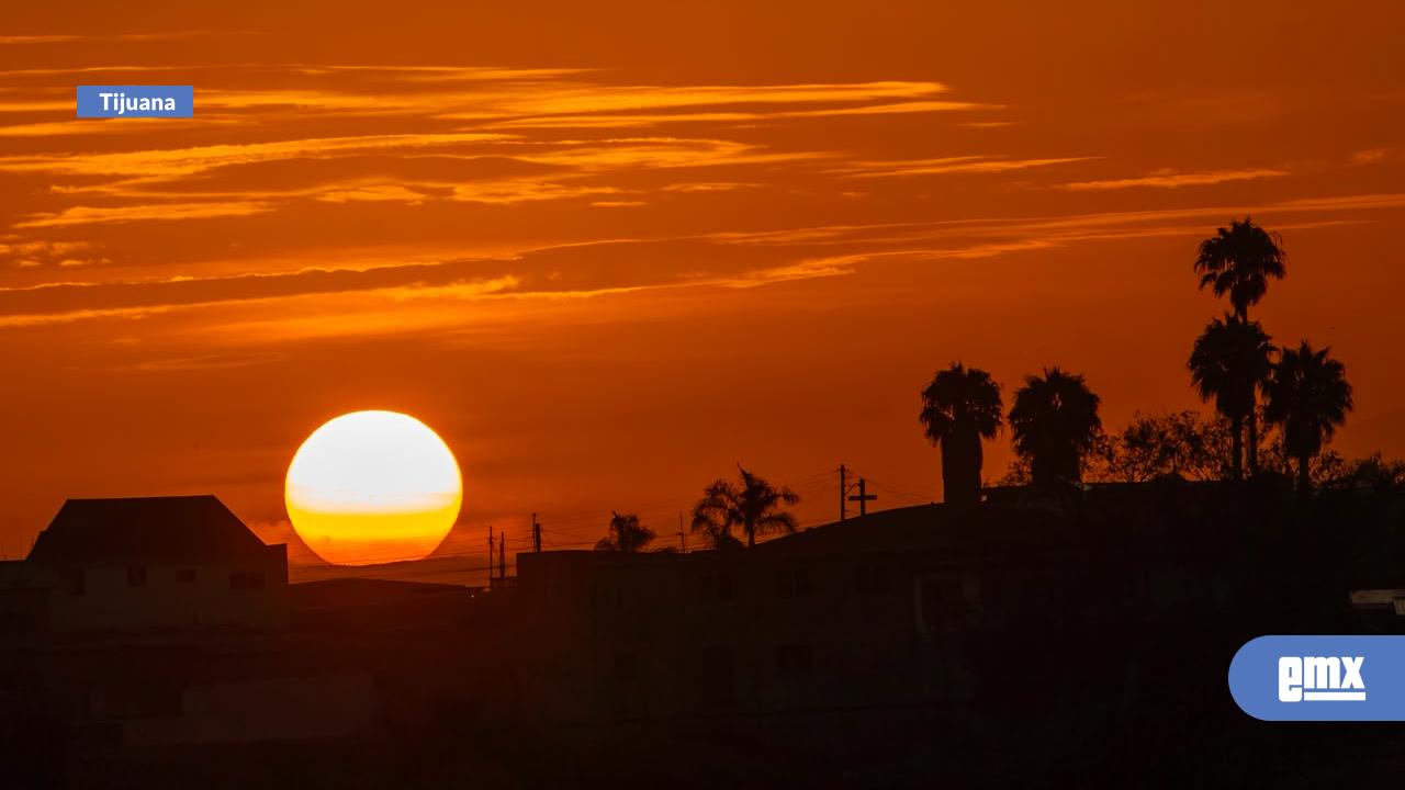 EMX-Dorado-amanecer-de-verano-en-la-ciudad-de-Tijuana
