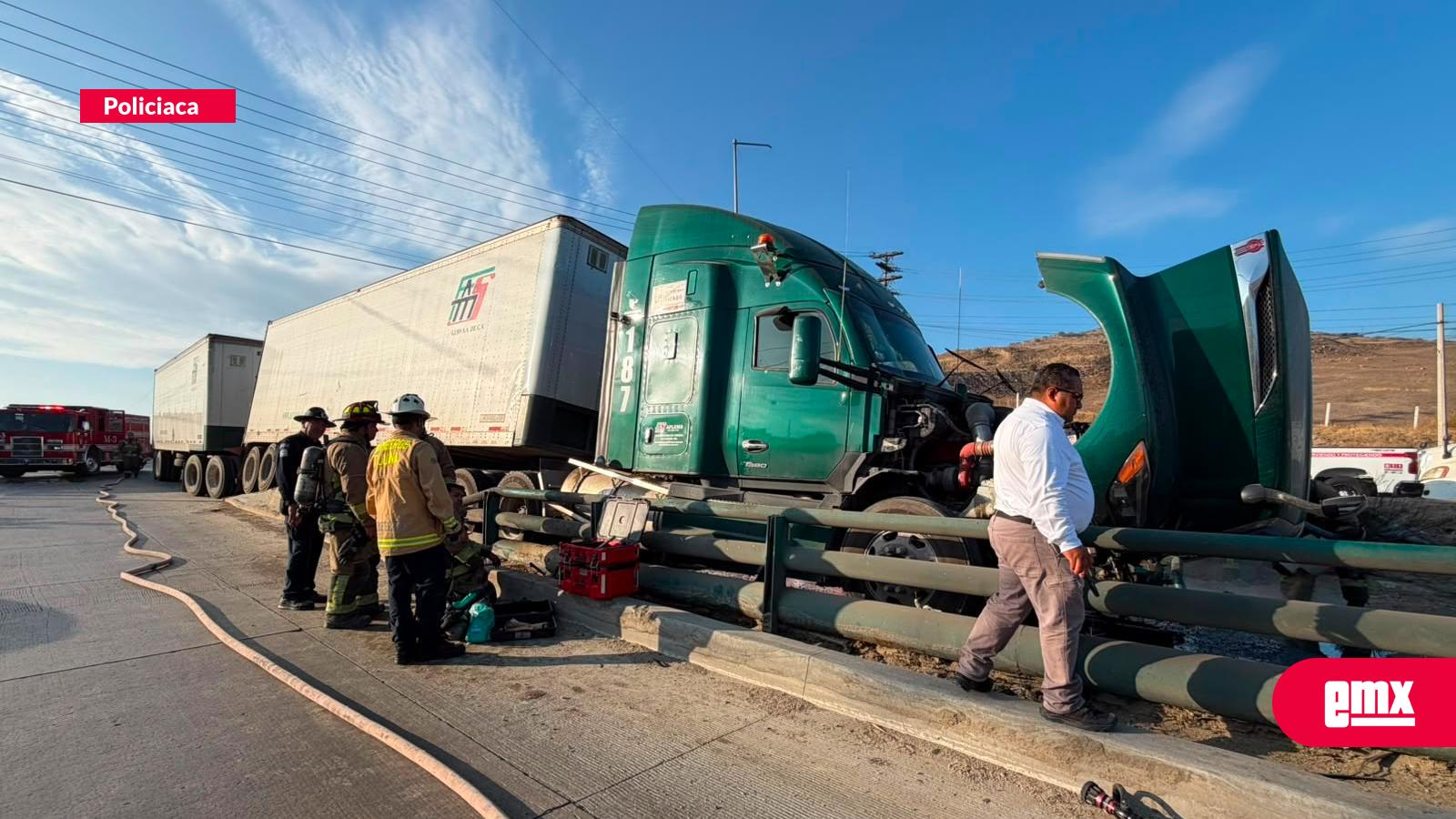 EMX-Tráiler-de-doble-remolque-choca-contra-muro-de-contención-en-el-bulevar-Insurgentes;-provoca-cierre-vial-y-fuerte-congestionamiento