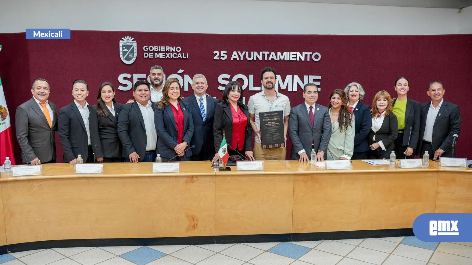 EMX-Entrega-Gobieno-de-Mexicali-reconocimiento-al-mérito-a-Castro-Vizcarra