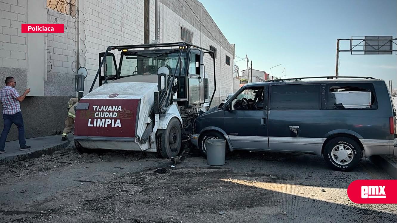 EMX-Choque entre camioneta y barredora en la Vía Rápida Poniente